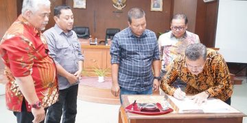 Penandatanganan MoU Pemkab Tanjabtim dengan PT Petrochina Jabung Ltd di kantor Bupati pada Jumat, (18/8/2023). [Foto: Diskominfo Tanjabtim]