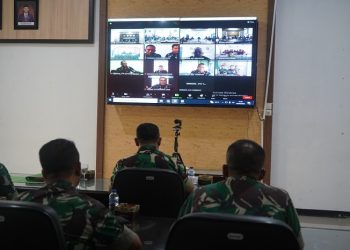 Danrem 042/Gapu Brigjen TNI Supriono, S.I.P., M.M, memberikan pengarahan kepada para Dansat dan Kabalakrem secara langsung di Ruang Rapat Makorem 042/Gapu, Kota Jambi, Jumat (18/8/2023). [Foto: Penrem 042/Gapu]