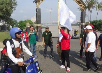 Gubernur Jambi, Al Haris, saat melepas ribuan peserta Sunday Morning Ride (Sunmori), bertempat di Kawasan Rumah Dinas Gubernur Jambi, Minggu (20/08/2023). [Foto: Diskominfo/Agus Supriyanto]
