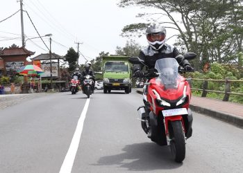 Berkendara. [Foto: sinsen/Ajeng]
