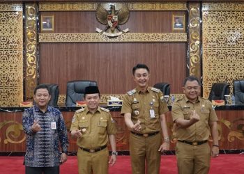 Foto bersama Gubernur Al Haris pada kegiatan ToT Program Sobat Sikapi OJK di Ruang Pola Kantor Gubernur Jambi, Senin (21/08/2023). [Foto: Diskominfo/Patra]