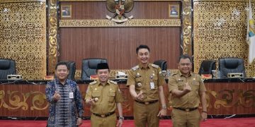 Foto bersama Gubernur Al Haris pada kegiatan ToT Program Sobat Sikapi OJK di Ruang Pola Kantor Gubernur Jambi, Senin (21/08/2023). [Foto: Diskominfo/Patra]