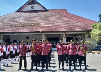 Foto Bersama Kaban Kesbangpol Kota Jambi dan para Pelatih Serta Paskibraka tahun 2023, di Tangkuban Perahu, Senin (21/08/2023). [Foto: Aurduri.com/Reza]
