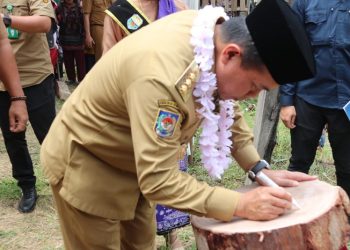 Gubernur Jambi, Al Haris, saat meresmikan Desa Wisata yang berada di Desa Rengas Bandung Kabupaten Muaro Jambi pada, Senin (21/08/2023). [Foto: Diskominfo/Agus Supriyanto]