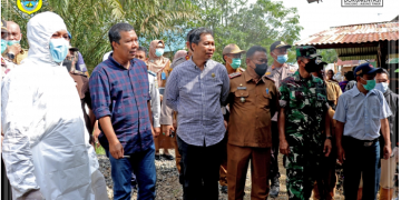 Bupati Tanjab Timur, Romi Hariyanto, bersama unsur Forkompimda serta OPD melakukan peninjauan pelaksanaan penyuntikan vaksin PMK dan pemberian vitamin bagi ternak sapi yang dipusatkan di kandang milik masyarakat Desa Catur Rahayu, Kecamatan Dendang pada Senin, 4 Juli 2022. [Foto: Diskominfo Tanjabtim]