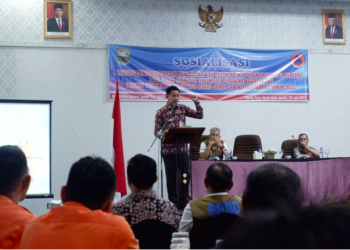 Penjabat (Pj) Bupati Muaro Jambi, Bachyuni Deliansyah, menutup acara secara resmi Sosialisasi Penyelenggaraan Rehabilitasi dan Rekonstruksi Penanganan Pasca Bencana pada Unsur Aparatur Organisasi Perangkat Daerah (OPD) Lingkup Pemerintah Kabupaten Muaro Jambi dan Instansi Terkait Tahun 2023 bertempat di Aula Shang Ratu Hotel Kota Jambi, Kamis (20/07/2023). [Foto: Diskominfo Muaro jambi]