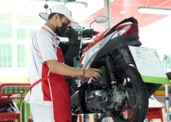 Mekanik AHM sedang melakukan pengecekan rangka eSAF. [Foto: AHM]