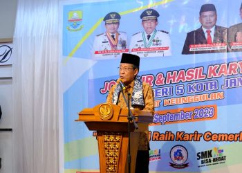 Wagub Sani saat membuka Job Fair dan Pameran Hasil Karya Siswa/i SMK Negeri 5 Kota Jambi, bertempat di Mall Ramayana Lantai 2 Jambi, Sabtu (02/09/2023). [Foto: Diskominfo/Sopbirin Lekat]