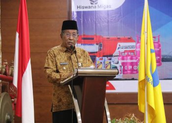 Wagub Sani saat membuka Rapat Kerja Cabang DPC Hiswana Migas Jambi di Hotel Abadi Grand Jambi, Sabtu (2/9/2023). [Foto: Diskominfo/Agus Supriyanto]