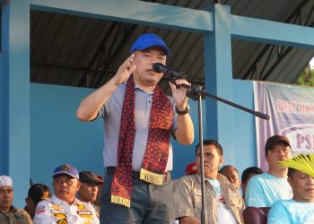 Gubernur Al Haris saat membuka Turnamen Sepak Bola Al Haris Cup Tahun 2023, bertempat di Lapangan Desa Pulau Rengas Kecamatan Bangko Barat Kabupaten Merangin, Sabtu (02/09/2023).[Foto: Diskominfo/Novriansyah]