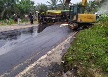 Truk yang diduga bermuatan minyak mengalami kecelakaan tunggal di Jalan Lintas Timur KM 105, Kec. Merlung, Kab. Tanjab Barat, Senin (04/08/2023). [Foto: Donameck]