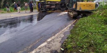 Truk yang diduga bermuatan minyak mengalami kecelakaan tunggal di Jalan Lintas Timur KM 105, Kec. Merlung, Kab. Tanjab Barat, Senin (04/08/2023). [Foto: Donameck]