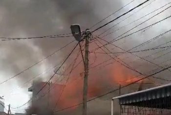 Kebakaran di Kelurahan Tanjung Pinang  Kecamatan Jambi Timur, Kota Jambi hangus terbakar, pada Selasa (5/9) sekitar pukul 15.30 WIB. [Foto: Aurduri.com/Reza]