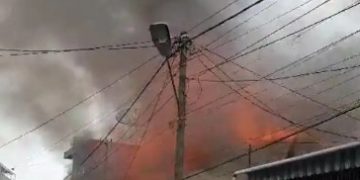 Kebakaran di Kelurahan Tanjung Pinang  Kecamatan Jambi Timur, Kota Jambi hangus terbakar, pada Selasa (5/9) sekitar pukul 15.30 WIB. [Foto: Aurduri.com/Reza]