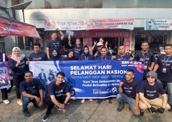 Yamaha Jambi bagikan hadiah kepada para pengendara di jalan - jalan protokol di Jambi, dengan membawa spanduk yang bertuliskan 'Selamat Hari pelanggan Nasional terima Kasih pelanggan Yamaha' pada Senin, 4 September 2023. [Foto: Yamaha Jambi/Didit]