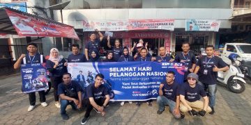 Yamaha Jambi bagikan hadiah kepada para pengendara di jalan - jalan protokol di Jambi, dengan membawa spanduk yang bertuliskan 'Selamat Hari pelanggan Nasional terima Kasih pelanggan Yamaha' pada Senin, 4 September 2023. [Foto: Yamaha Jambi/Didit]