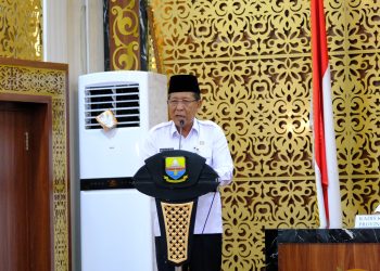 Wagub Sani saat membuka Sosialisasi Pedoman Perilaku Penyiaran dan Standar Pelanggaran Pemilu 2024 di Ruang Pola Kantor Gubernur Jambi pada Rabu, 6 September 2023. [Foto: Diskominfo/Sopbirin]
