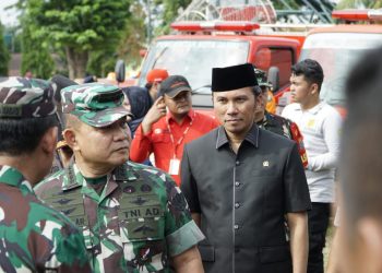 Ketua DPRD Jambi, Edi Purwanto, saat mendampingi Kunker Kasad di Jambi bertempat di Lapangan Makorem 042/Gapu, Kamis (7/9/2023). [Foto: Humas DPRD Provinsi]