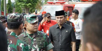 Ketua DPRD Jambi, Edi Purwanto, saat mendampingi Kunker Kasad di Jambi bertempat di Lapangan Makorem 042/Gapu, Kamis (7/9/2023). [Foto: Humas DPRD Provinsi]