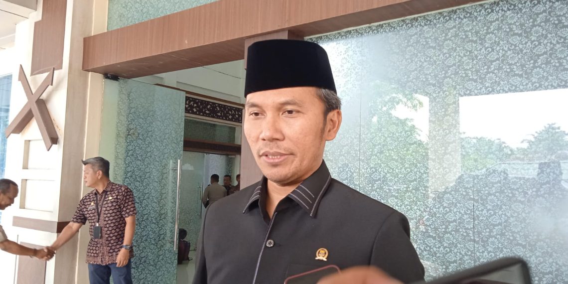 Ketua DPRD Provinsi Jambi, Edi Purwanto, saat diwawancarai usai mendampingi kunker Kasad Jenderal TNI, Dudung Abdurachman, di jambi Kamis (7/9). [Foto: Humas DPRD Provinsi/Hadian]