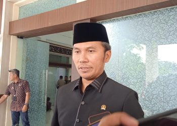 Ketua DPRD Provinsi Jambi, Edi Purwanto, saat diwawancarai usai mendampingi kunker Kasad Jenderal TNI, Dudung Abdurachman, di jambi Kamis (7/9). [Foto: Humas DPRD Provinsi/Hadian]