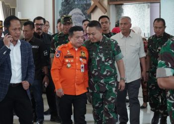 Gubernur Al Haris saat mendampingi KSAD Jenderal TNI Dr. H. Dudung Abdurachman, yang melaksanakan Kunjungan kerja di Provinsi Jambi, Kamis (07/09/2023). [Foto: Diskominfo Provinsi Jambi/Erict Sutriedi]