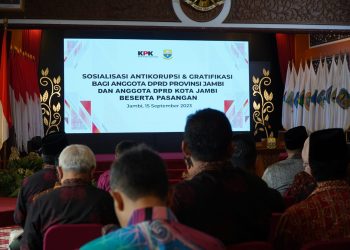 KPK RI menggelar sosialisasi yang berfokus pada isu gratifikasi dan strategi pemberantasan korupsi di Auditorium Rumah Dinas Gubernur Jambi, Jumat (15/09/2023). [Foto: Diskominfo/Harun Al Rasyid]