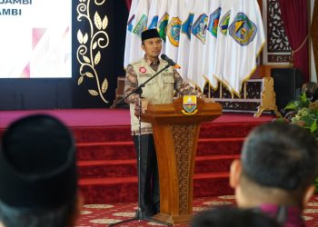 Edi Purwanto pada kegiatan sosialisasi antikorupsi dan gratifikasi bagi anggota DPRD Provinsi Jambi dan anggota DPRD Kota Jambi di Aula Rumah Dinas Gubernur Jambi, Jumat (15/9). [Foto: Diskominfo Provinsi Jambi]