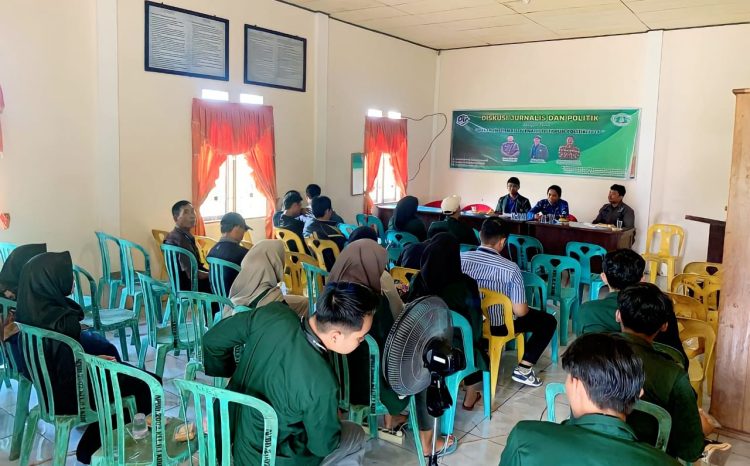 Diskusi Jurnalis dan Politik yang bertemakan 'Peran Informasi Jurnalis di Tahun Politik 2024' di Aula Kantor Lurah, Kecamatan Bram Itam Kiri, Kabupaten Tanjab Barat, Provinsi Jambi pada Senin, (18/09/2023). [Foto: Aurduri.com/Wahyu Jati]