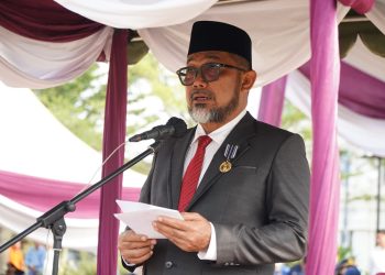 Sekda Sudirman saat menjadi Inspektur Upacara Peringatan Hari Perhubungan Nasional (Harhubnas) ke-53 Tahun 2023, bertempat di Lapangan Depan Kantor Gubernur Jambi, Senin (18/09/2023). [Foto: Diskominfo Provinsi Jambi/Harun Al Rasyid]