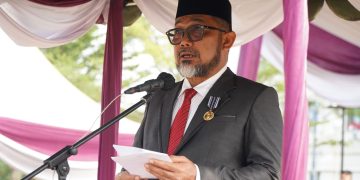 Sekda Sudirman saat menjadi Inspektur Upacara Peringatan Hari Perhubungan Nasional (Harhubnas) ke-53 Tahun 2023, bertempat di Lapangan Depan Kantor Gubernur Jambi, Senin (18/09/2023). [Foto: Diskominfo Provinsi Jambi/Harun Al Rasyid]