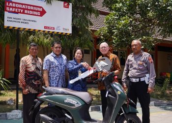 Perwakilan Yayasan AHM Agus Subagja (Kanan ke-2) menyerahkan satu unit sepeda motor untuk kegiatan belajar Safety Riding Lab Astra Honda kepada  Kepala Sekolah SMK Negeri 1 Bulakamba, Brebes, Jawa Tengah Dra. Rr. Ismijarti Dwi Retnaningtyas (tengah) ditemani Kepala Unit Keamanan Keselamatan Berlalulintas Kabupaten Brebes Ipda Syafiudin (Kiri ke-2), Kepala Seksi SMK Cabang Dinas Pendidikan XI Jawa Tengah Slamet Riyadi, M.Pd (Kiri) dan Administration & Finance Manager Astra Motor Jawa Tengah I Nyoman Sukadana (kanan). [Foto: AHM]
