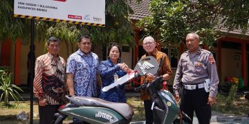 Perwakilan Yayasan AHM Agus Subagja (Kanan ke-2) menyerahkan satu unit sepeda motor untuk kegiatan belajar Safety Riding Lab Astra Honda kepada  Kepala Sekolah SMK Negeri 1 Bulakamba, Brebes, Jawa Tengah Dra. Rr. Ismijarti Dwi Retnaningtyas (tengah) ditemani Kepala Unit Keamanan Keselamatan Berlalulintas Kabupaten Brebes Ipda Syafiudin (Kiri ke-2), Kepala Seksi SMK Cabang Dinas Pendidikan XI Jawa Tengah Slamet Riyadi, M.Pd (Kiri) dan Administration & Finance Manager Astra Motor Jawa Tengah I Nyoman Sukadana (kanan). [Foto: AHM]