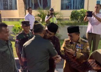 Ketua DPRD Provinsi Jambi, Edi Purwanto menyambut kedatangan Kasad Jenderal TNI Dudung Abdurachman, di VIP Room Bandara Sultan Thaha Jambi, Rabu (6/9/23). [Foto: Humas DPRD Provinsi/Hadian]