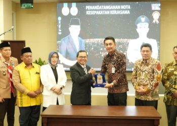 Penandatangani MoU oleh Pj Bupati Bachyuni dengan UIN STS Jambi di ruang rapat lantai IV Rektorat Kampus UIN pada Jumat, (08/09/2023). [Foto: Diskominfo Muaro Jambi]