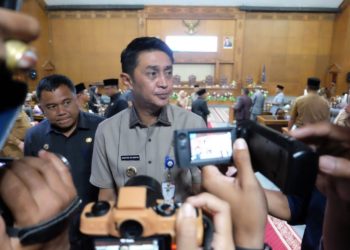 Pj Bupati Bachyuni saat diwawancarai usai hadiri rapat paripurna n DPRD Muaro Jambi, Senin 11 September 2023. [Foto: Diskominfo Muaro Jambi]