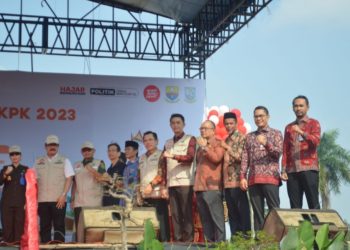 Pj Bupati Bachyuni saat menghadiri pameran Road Show Bus KPK dalam stand pameran yang digelar di Lapangan Kantor Gubernur Provinsi Jambi, Kamis (14/9/2023). [Foto: Diskominfo Muaro Jambi]