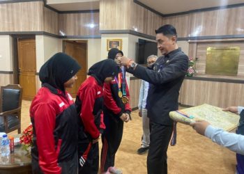 Para atlet bersama pelatih dan official bertemu langsung dengan Penjabat Bupati Muaro Jambi Bachyuni Deliansyah di Ruang Kerja Kantor Bupati Muaro Jambi pada Kamis, (21/9/2023). [Foto: Diskominfo Muaro Jambi]