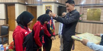 Para atlet bersama pelatih dan official bertemu langsung dengan Penjabat Bupati Muaro Jambi Bachyuni Deliansyah di Ruang Kerja Kantor Bupati Muaro Jambi pada Kamis, (21/9/2023). [Foto: Diskominfo Muaro Jambi]