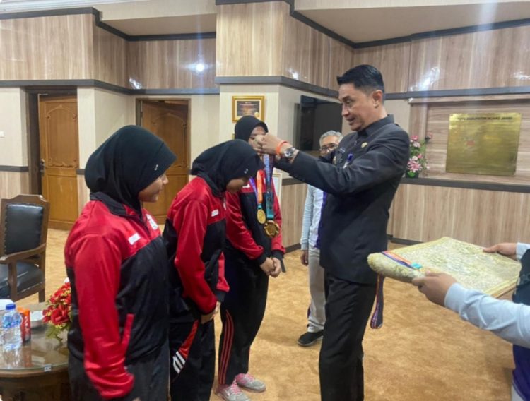Para atlet bersama pelatih dan official bertemu langsung dengan Penjabat Bupati Muaro Jambi Bachyuni Deliansyah di Ruang Kerja Kantor Bupati Muaro Jambi pada Kamis, (21/9/2023). [Foto: Diskominfo Muaro Jambi]