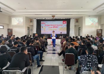 Instruktur safety riding Honda sedang memberikan edukasi keselamatan berkendara kepada para mahasiswa dari puluhan universitas dalam program 'Bangga Menjadi Generasi #Cari_aman' yang dilaksanakan selama bulan September 2023. [Foto: AHM]