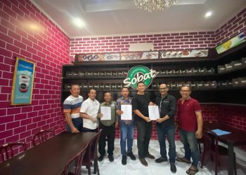 Ketua DPD PJS Sumut menyerahkan SK DPC di wilayah Sumut, Sabtu (07/10/2023).