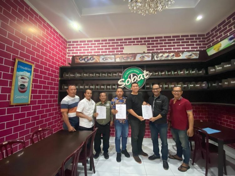 Ketua DPD PJS Sumut menyerahkan SK DPC di wilayah Sumut, Sabtu (07/10/2023).