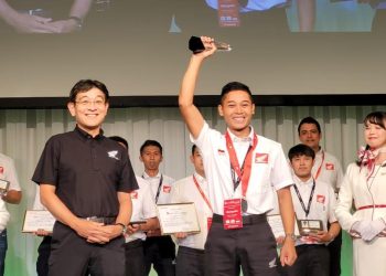 Noriaki Abe, Managing Executive Officer & Chief Officer of Motorcycle and Power Products Operations, Honda Motor Co.,Ltd (kiri) memberikan penghargaan kepada Teknisi AHASS Masngudin (kanan) sebagai juara dunia di gelaran Honda Global Technician Contest Motorcycle 2023 di Tokyo, Jepang. [Foto: AHM]