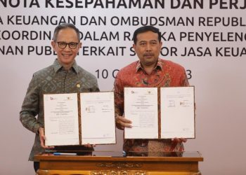 Nota Kesepahaman yang ditandatangani oleh Ketua Dewan Komisioner OJK Mahendra Siregar dan Ketua Ombudsman RI Mokhammad Najih serta Perjanjian Kerja Sama yang ditandatangani oleh Kepala Eksekutif Pengawas Perilaku Pelaku Usaha Jasa Keuangan, Edukasi dan Pelindungan Konsumen OJK Friderica Widyasari Dewi dan Anggota Ombudsman RI Yeka Hendra Fatika di Jakarta, Selasa 10 Oktober 2023. [Foto: Humas OJK]