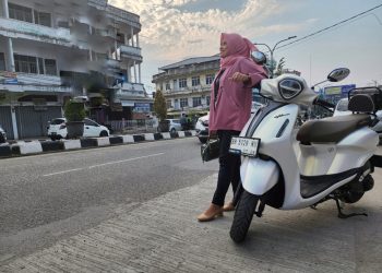 Mita bersama Yamaha Grand Filano miliknya. [Foto: Yamaha/Didit]