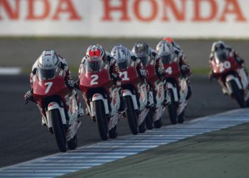 Pebalap binaan PT Astra Honda Racing, Veda Ega Pratama (7), Reykat Yusuf Fadilah (15), dan Chessy Meilandri (5), berupaya mengibarkan Bendera Merah Putih di podium Sirkuit Mandalika dalam ajang Idemitsu Asia Talent Cup 2023 seri ke-3. [Foto: AHM]