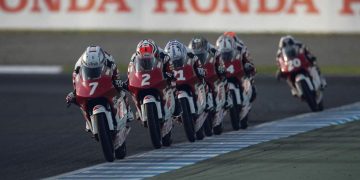 Pebalap binaan PT Astra Honda Racing, Veda Ega Pratama (7), Reykat Yusuf Fadilah (15), dan Chessy Meilandri (5), berupaya mengibarkan Bendera Merah Putih di podium Sirkuit Mandalika dalam ajang Idemitsu Asia Talent Cup 2023 seri ke-3. [Foto: AHM]