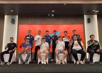 Sebanyak 20 bikers Honda asal Lombok berfoto bersama dengan dua pebalap Repsol Honda yakni Marc Marquez dan Joan Mir (tengah) pada rangkaian kegiatan Meet and Greet "Community Trip Mandaika GP. [Foto: AHM]