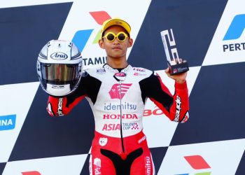 Pebalap binaan PT AHM, Veda Ega Pratama merebut podium tertinggi pada race I seri ketiga Idemitsu Asia Talent Cup (IATC) 2023 di Mandalika International Street Circuit, Lombok, Sabtu (14/10). [Foto: AHM]